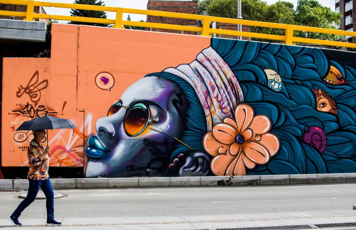 Trece artistas urbanos y colectivos artísticos de Medellín pintaron murales en los bajos del nuevo puente de la calle San Juan con la 80. Fotos Julio César Herrera.