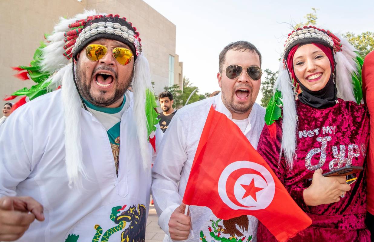 El Mundial ha sido la excusa para que hinchas del fútbol de diferentes países compartan en Qatar, en cada una de las calles y en los alrededores de los estadios. FOTO: JUAN ANTONIO SÁNCHEZ 