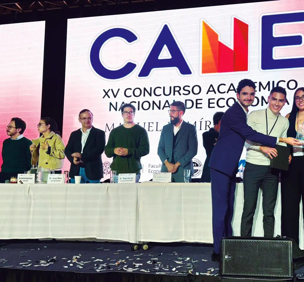 En la foto, los ganadores del concurso Cane 2025, Samuel Acosta, Jerónimo Salazar, Sara Echeverri, Sandra Gómez y Zapata. FOTO Eafit