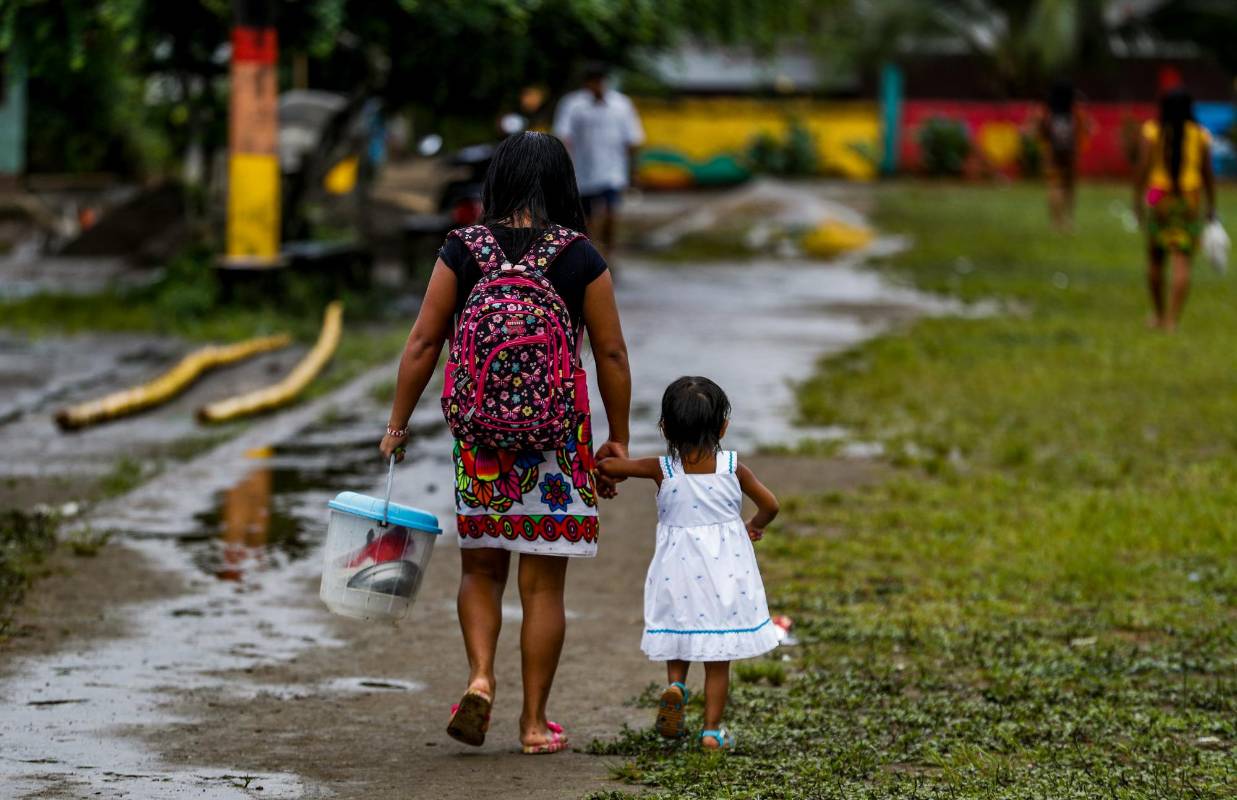 Las casas están construidas sobre estacones de madera para evitar las inundaciones. Foto : Manuel Saldarriaga 