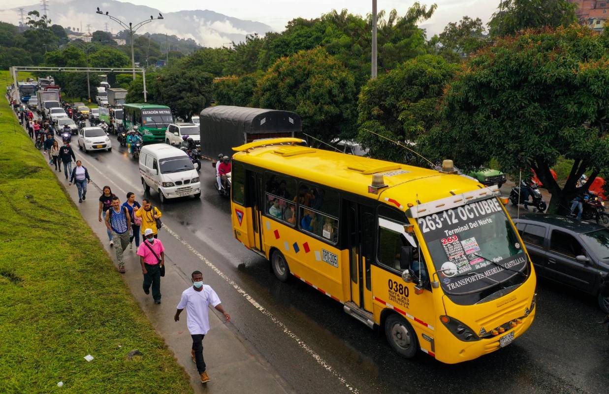 Los usuarios caminan por la autopista norte para llegar hasta la estación Caribe. Foto: MANUEL SALDARRIAGA QUINTERO.
