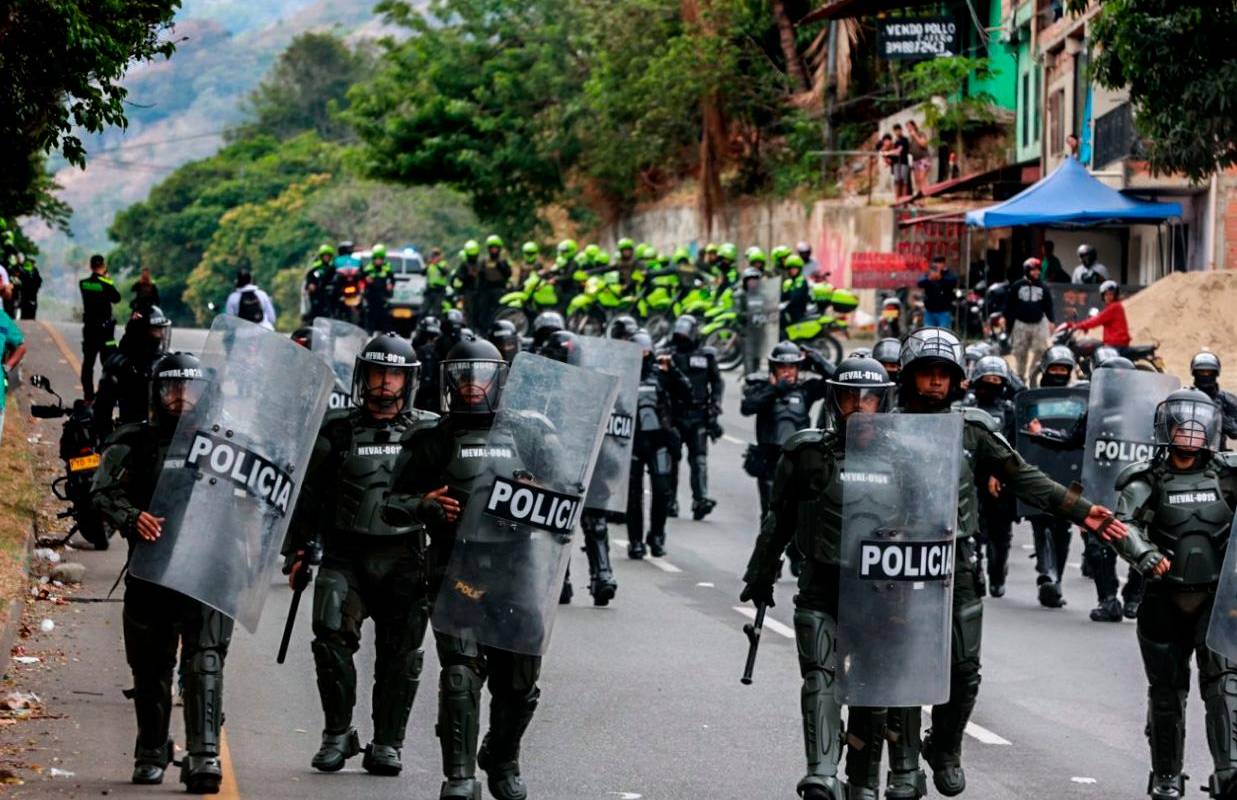 Los uniformados hacen presencia en las casetas del peaje El Trapiche y algunos tramos de la vía. Foto: Manuel Saldarriaga