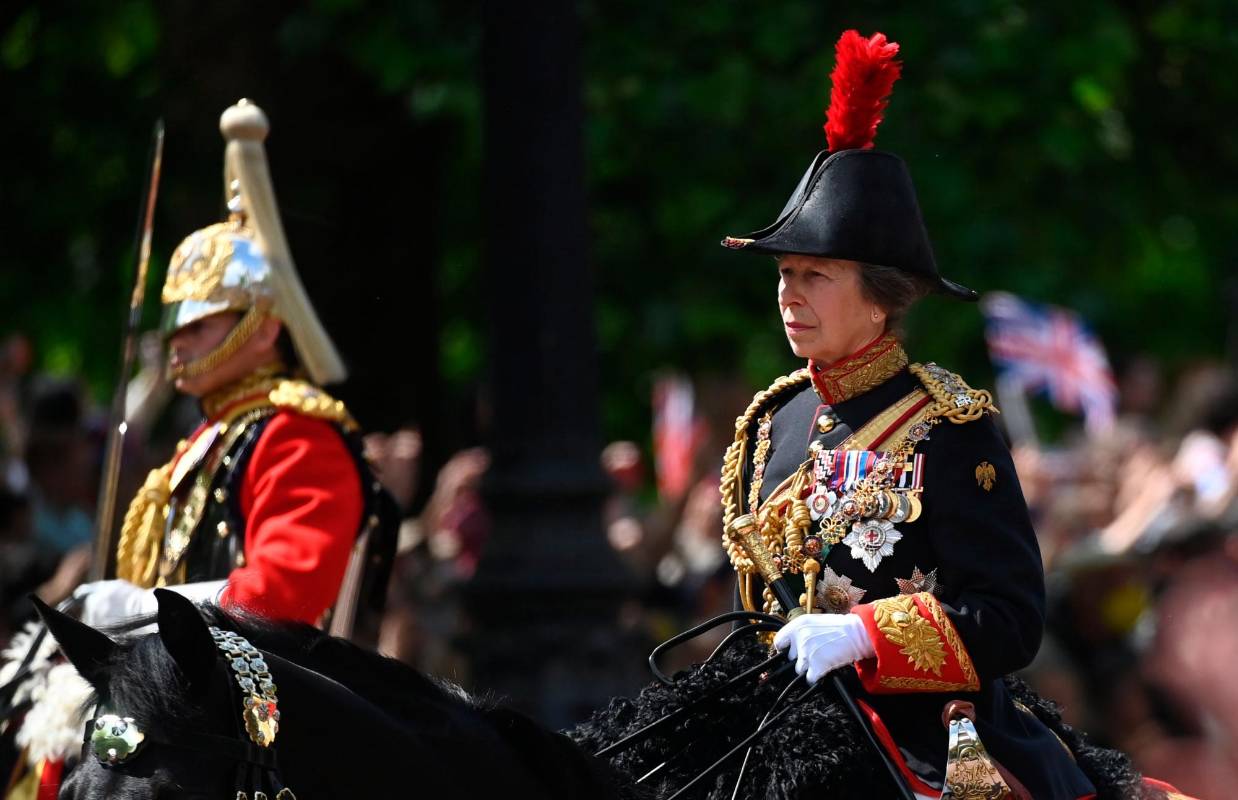 La familia real británica se unió al tradicional desfile militar “Trooping the colour”. El príncipe Carlos, heredero al trono británico, que hoy representó a su madre durante esta procesión; su primogénito, Guillermo, y la princesa Ana (foto), se unieron a los militares a caballo.