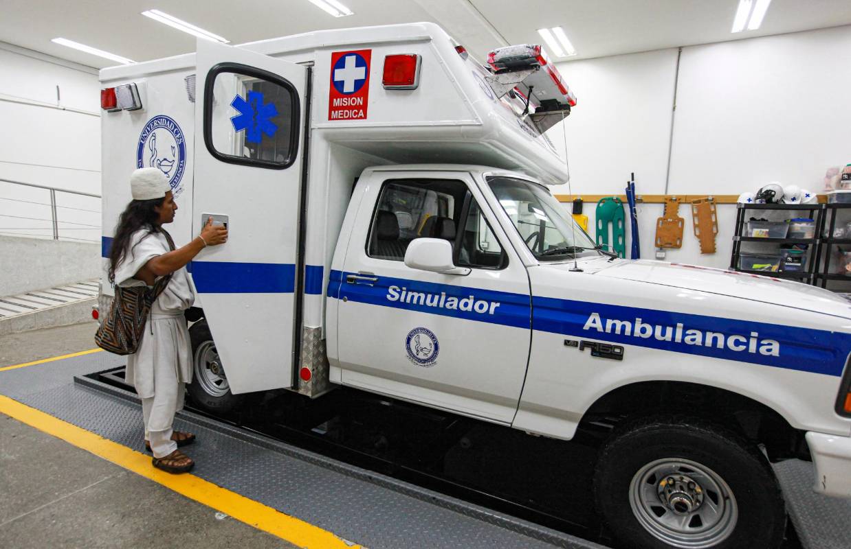 Su deseo es volver a su tierra a trabajar en el hospital de allá, atender a su gente. Su madre siempre quiso tener un hijo médico, lo intentó con los hermanos mayores, pero no pudo, entonces dice” me tocó el turno a mí “ Foto: MANUEL SALDARRIAGA QUINTERO.