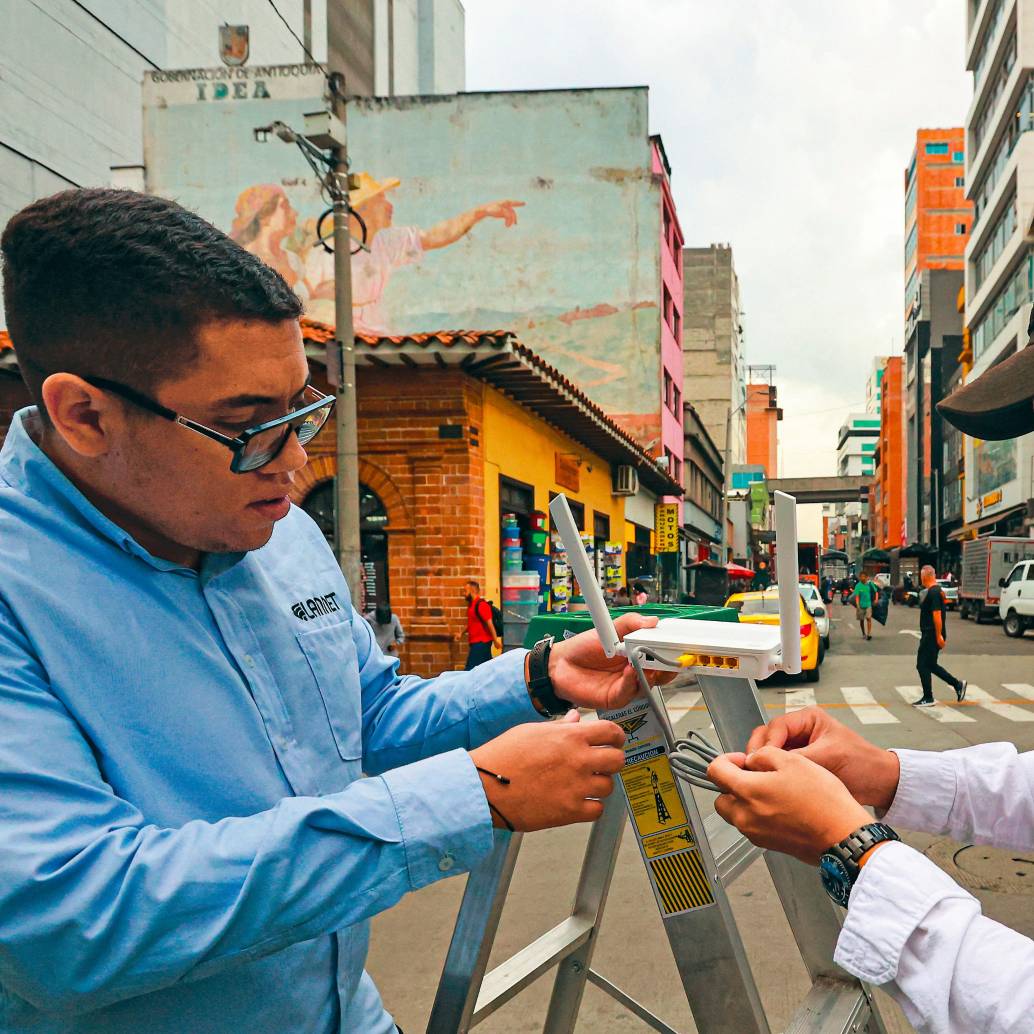 Sebastián Giraldo y Jorge Andrés Duque fueron los creadores de Lannet, la empresa de internet ideada en El Hueco para mejorar el servicio para los establecimientos comerciales de la zona. <b><span class="mln_uppercase_mln"> </span></b>FOTO<b><span class="mln_uppercase_mln"> MANUEL SALDARRIAGA</span></b>
