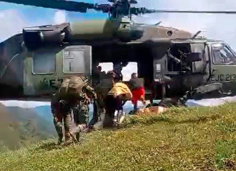 El Ejército Nacional compartió la imagen del momento en que la familia se sube al helicóptero para ser evacuada de la zona rural de Ituango. Foto: Cortesía. 