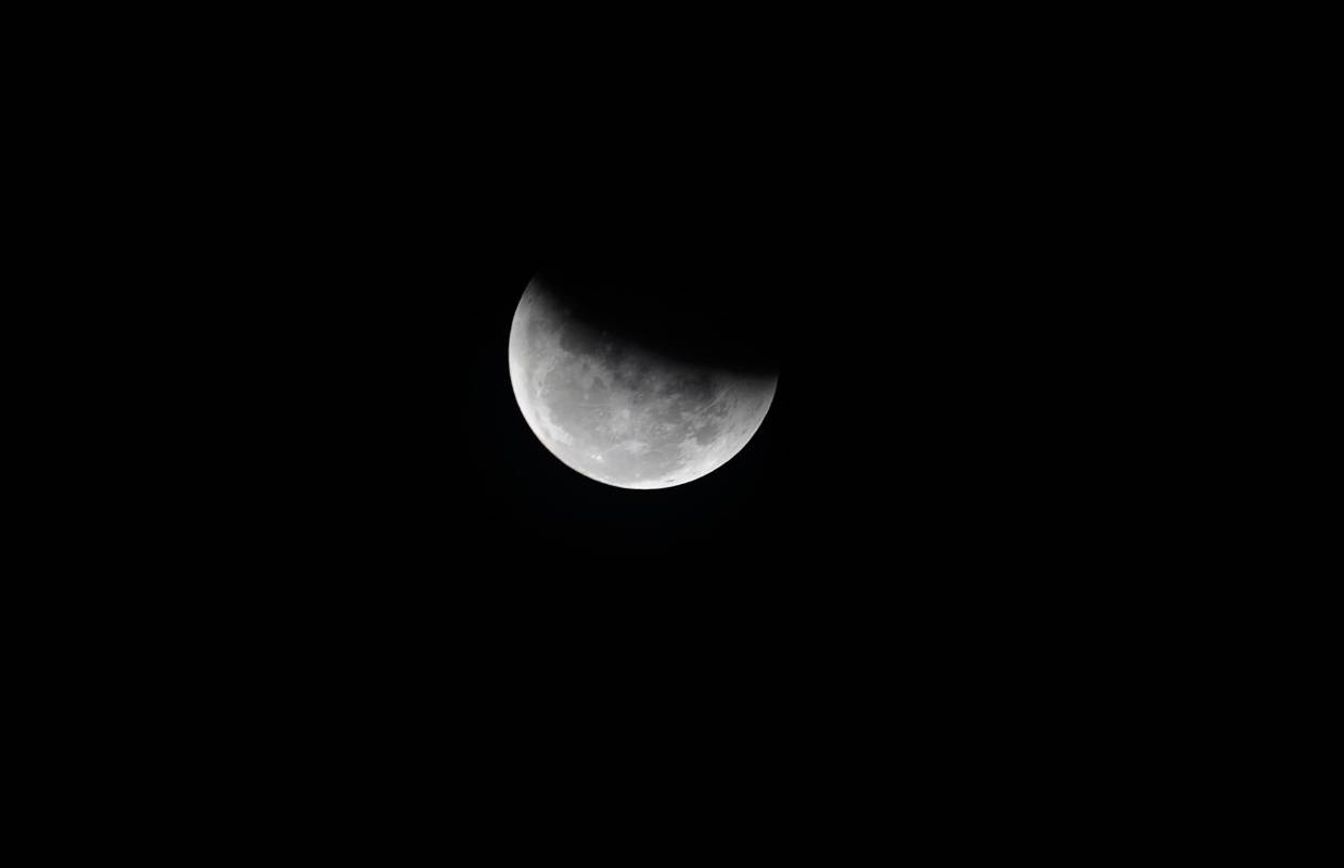 Una de las fases del eclipse vistas desde el cielo de Purwakarta, Indonesia. Foto: EFE. 