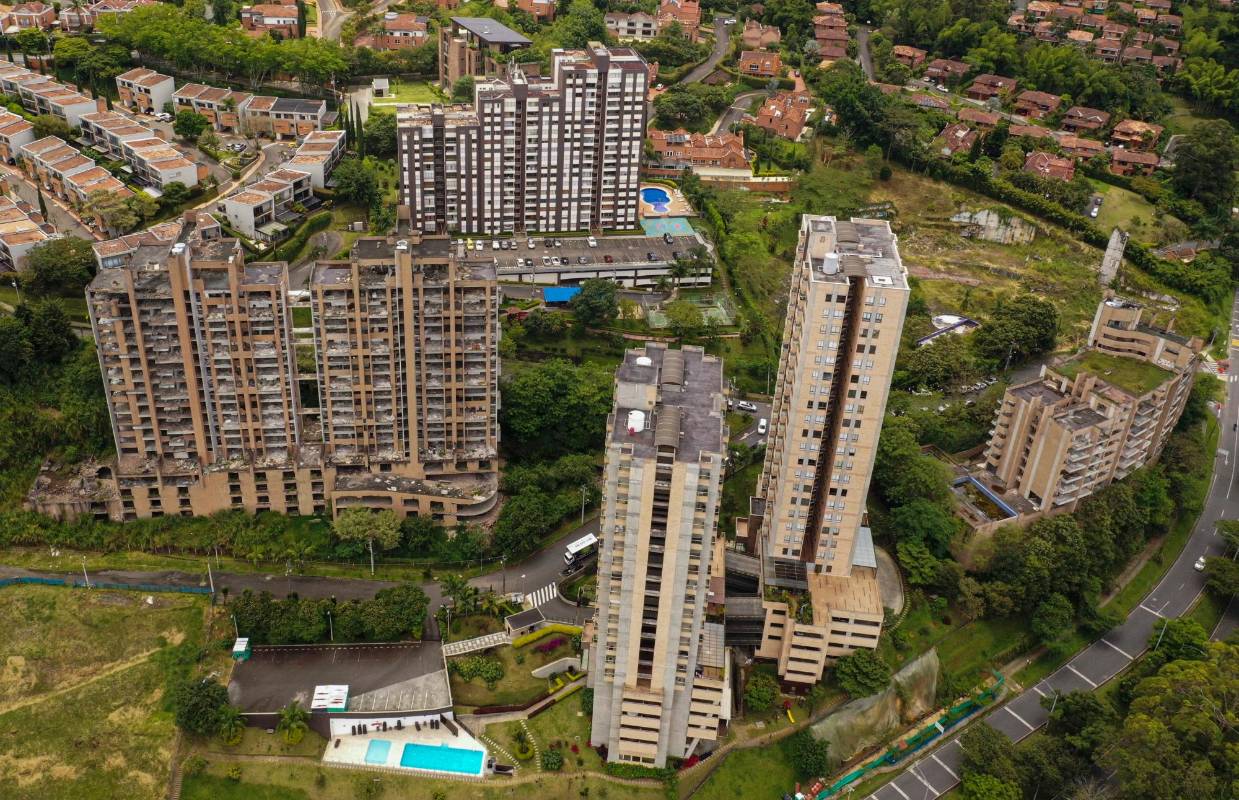  El edificio Continental Towers, desde hace varios años ha sido desvalijado y está a punto del colapso, causando riesgo a los edificios vecinos. Foto: Manuel Saldarriaga