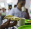 Imagen de referencia de niños recibiendo raciones alimentarias de la Alcaldía. Foto: Julio César Herrera E.