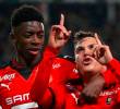 Juan Fernando Quintero junto a un joven Dembelé. FOTO RENNES