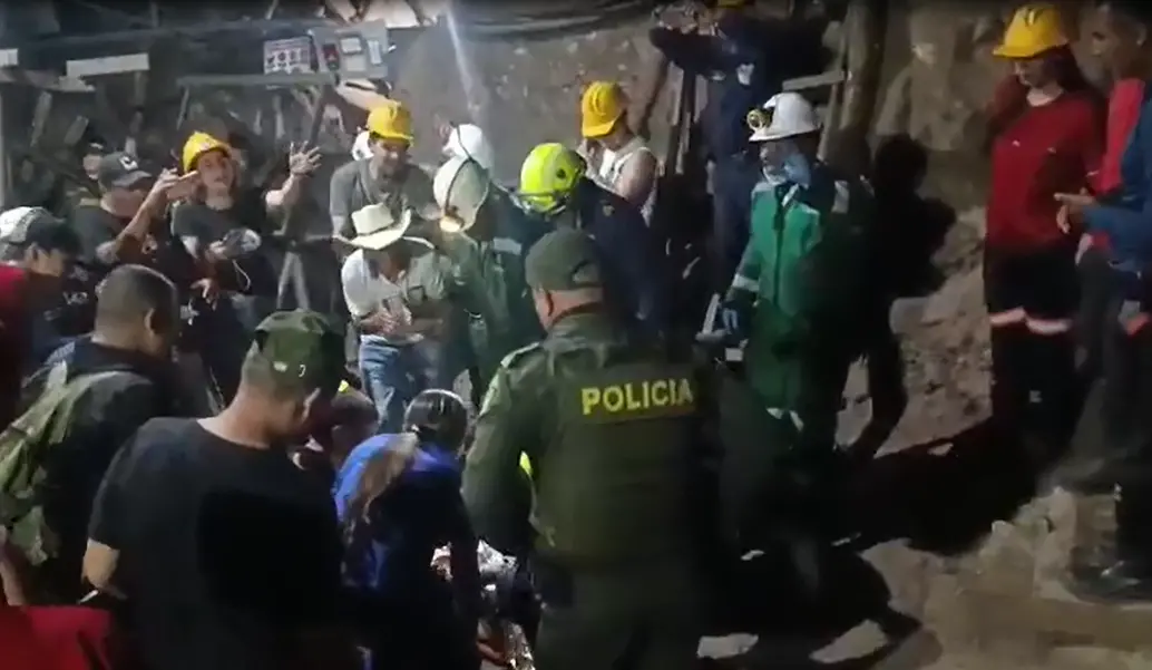 Momento en el que sacan en camilla al minero sobreviviente Daniel León, quien posteriormente fue trasladado al Hospital La Misericordia de Angelópolis, suroeste antioqueño. FOTO Cortesía