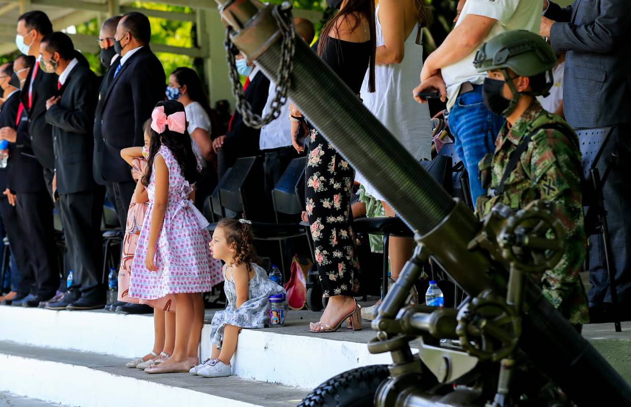 Los niños no se perdieron ni un instante la celebración militar en la Cuarta Brigada de Medellín. FOTO. Jaime Pérez