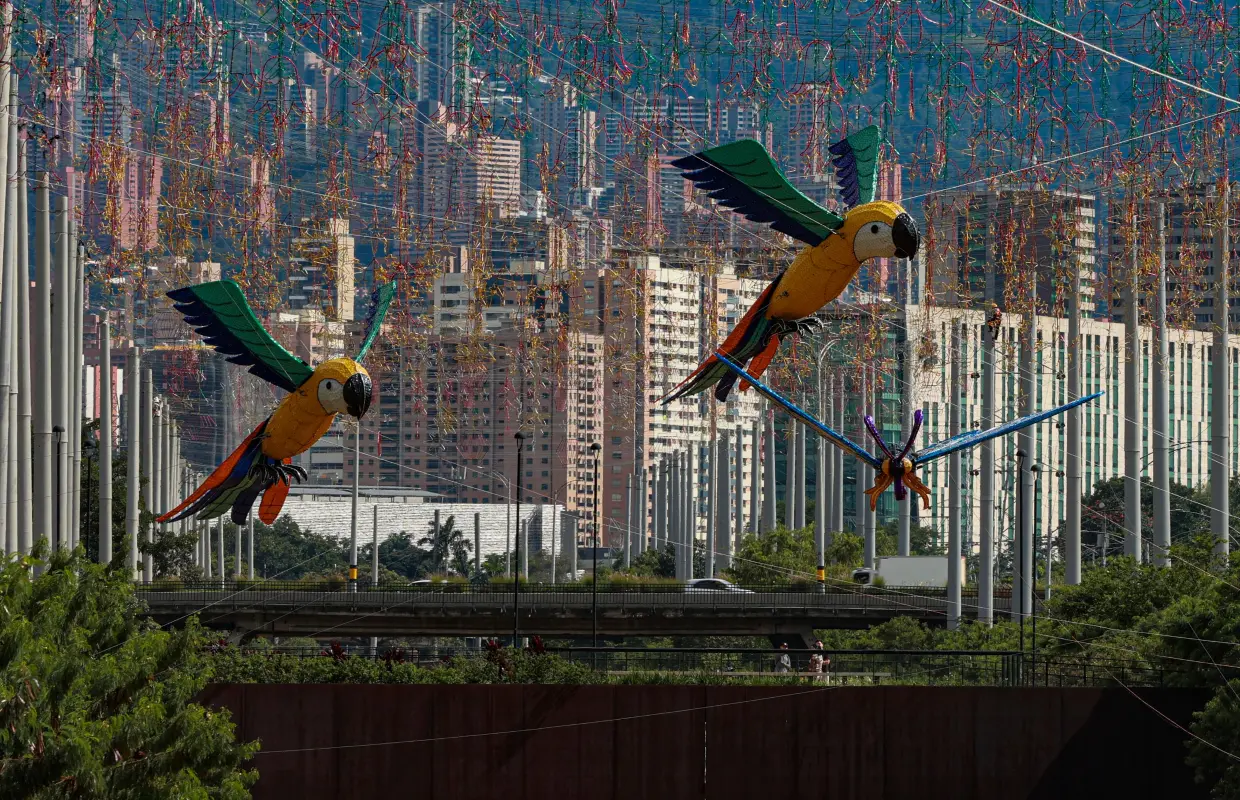 El trabajo de instalación involucra a decenas de técnicos, ingenieros y artistas que, durante varias semanas, preparan cuidadosamente cada pieza para garantizar que todo esté listo antes del tradicional encendido en diciembre. Foto: Manuel Saldarriaga Quintero. 