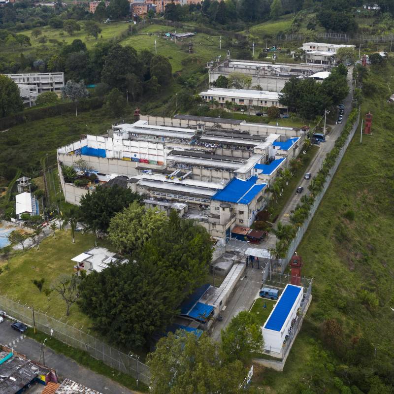 ¡Como en un hotel! En operativo sorpresa en cárcel de Itagüí hallaron celulares, neveras, televisores, hornos y hasta aires acondicionados