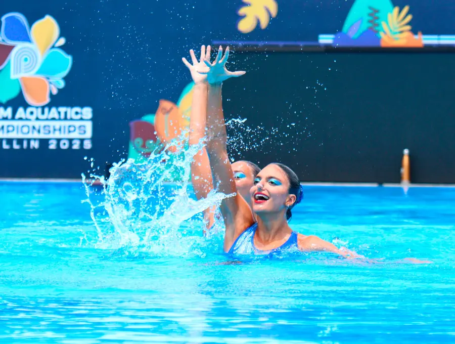 El equipo femenino de natación artística buscaba un lugar en el podio en las competencias que se disputaban, anoche, al cierre de esta edición. <span class="mln_uppercase_mln">FOTO</span>: Camilo Suárez