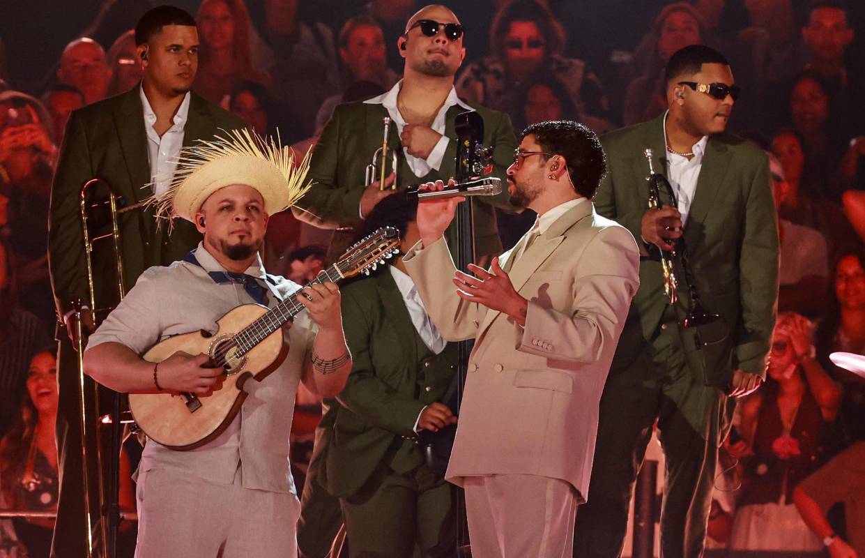 Aparte de buenas Canciones, hay que destacar los buenos músicos que lo acompañan y los homenajes a Colombia. Aquí con el cuatrista José Eduardo Santana. Foto: Manuel s Quintero.