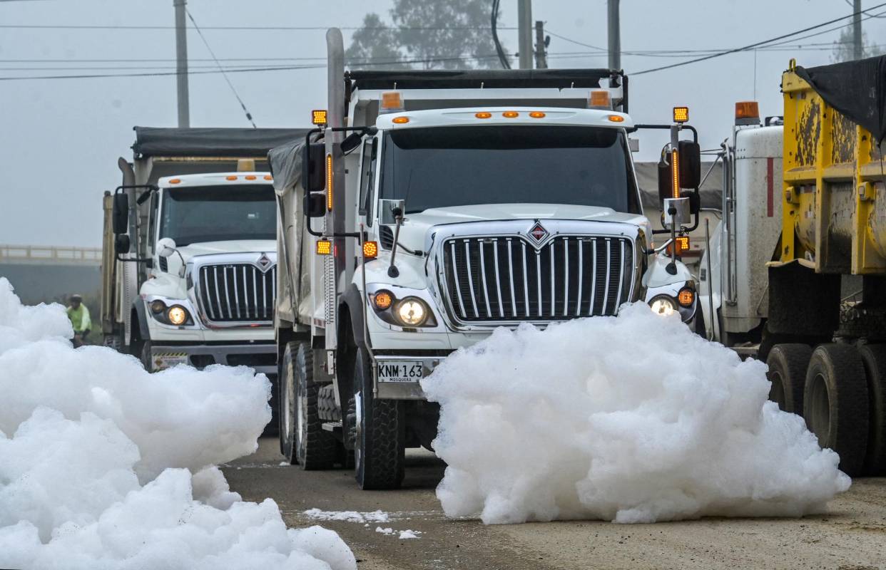 Los bloques de material de desecho que provienen del río, atraviesan la zona residencial y vías generando traumatismono solo a los habitantes sino también al tráfico vehicular. Foto: AFP