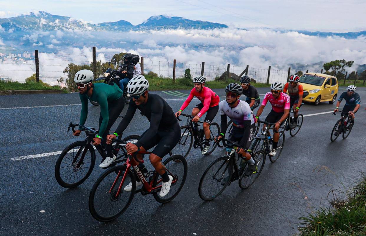 El ambiente estuvo marcado por la emoción propia de la previa, con ciclistas aficionados, equipos juveniles, corredores experimentados y familias enteras que acompañaron el inicio de esta jornada de preparación. Foto: Manuel Saldarriaga Quintero.