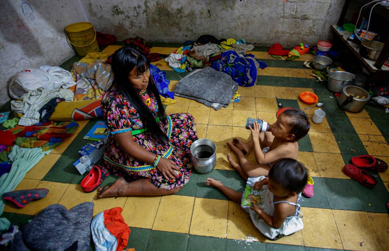 En los inquilinatos, ellos no tienen sillas ni camas, el piso es el lugar para dormir, alimentarse y poner sus pertenencias. Foto: MANUEL SALDARRIAGA QUINTERO.