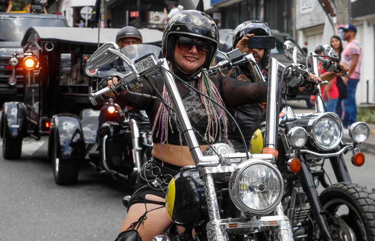 Cerca de 350 motos Harley-Davidson, además de otras de marcas como BMW y Ducati, y carros militares pertenecientes a la Armada, al Ejército y a la Fuerza Aérea recorrieron algunas calles del suroriente de la ciudad. Foto: MANUEL SALDARRIAGA QUINTERO.