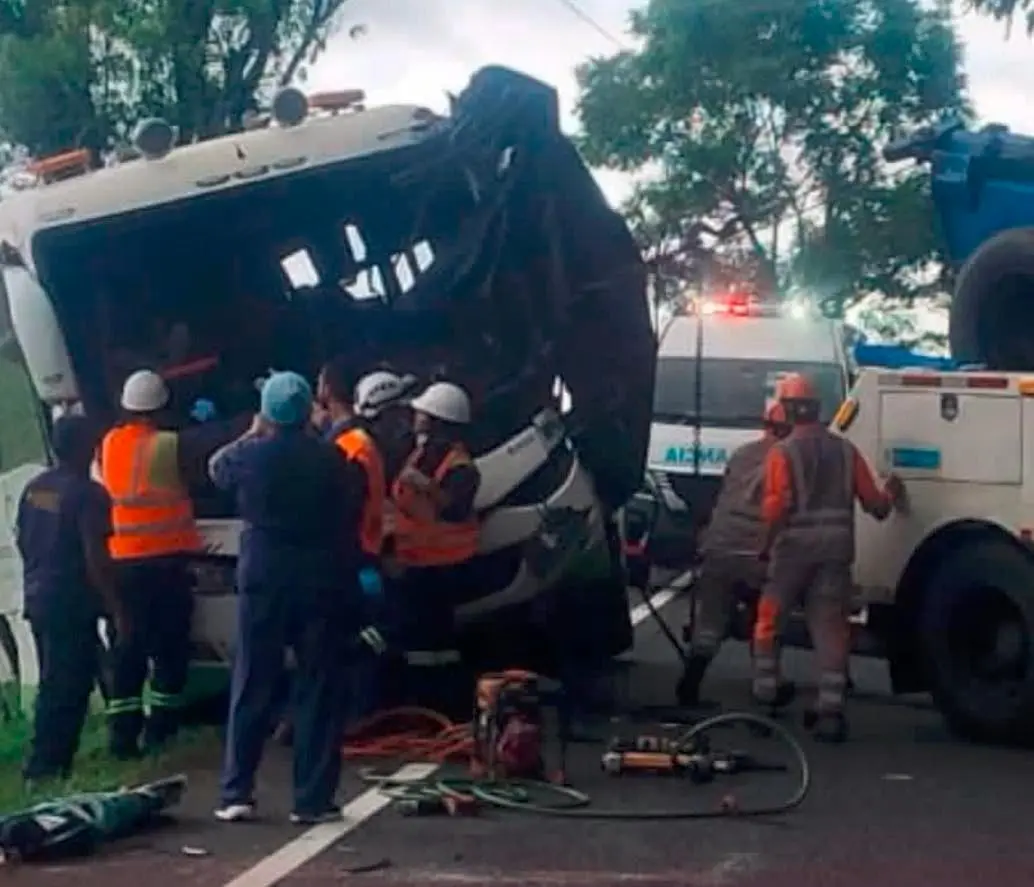 Así quedó el bus en el que viajaban varios aprendices del Sena camino a Medellín. Fallecieron tres de sus ocupantes. FOTO: CORTESÍA