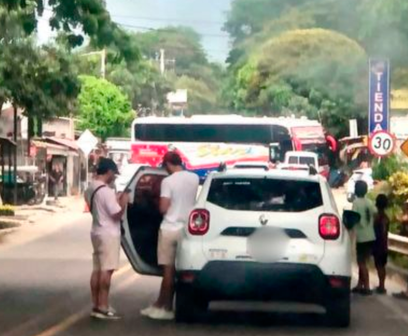 Turistas y vehículos de carga están a la espera de que habiliten la vía. FOTO: Cortesía