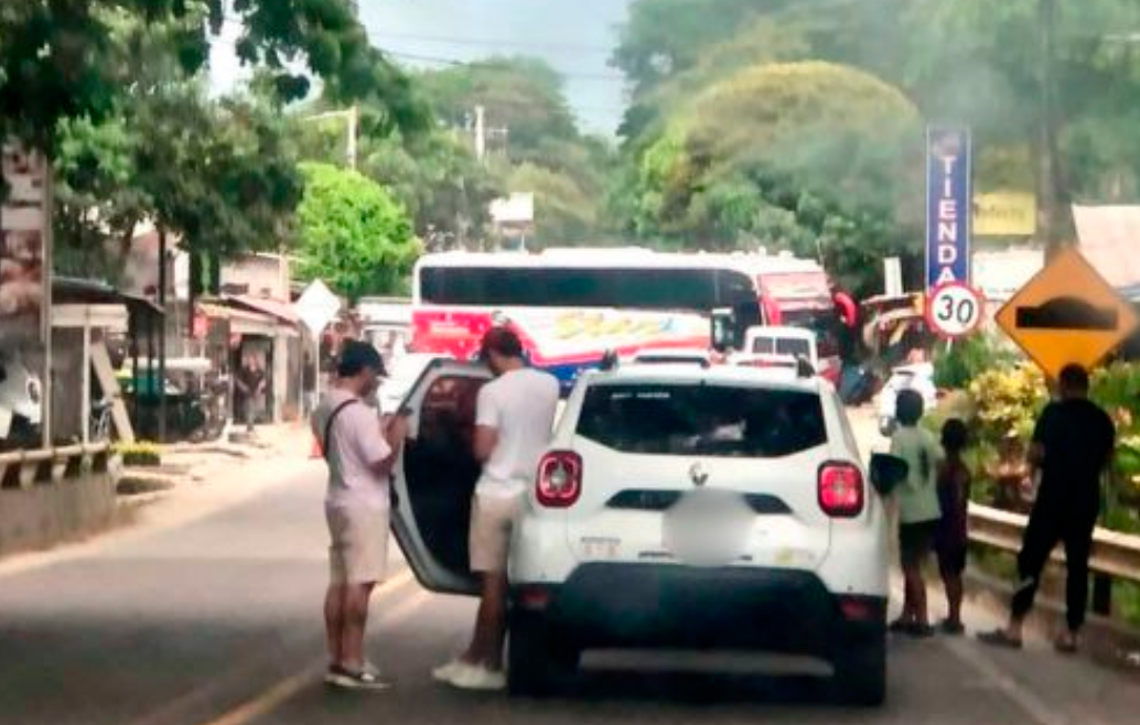 Turistas y vehículos de carga están a la espera de que habiliten la vía. FOTO: Cortesía