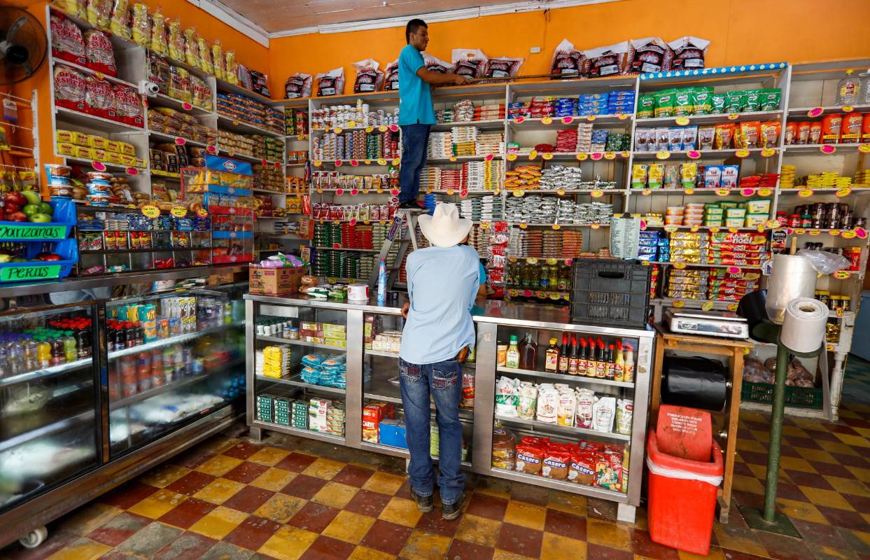 Don Gustavo Montoya, Realiza las compras para llevar un surtido a las veredas. Foto: Manuel Saldarriaga Quintero.