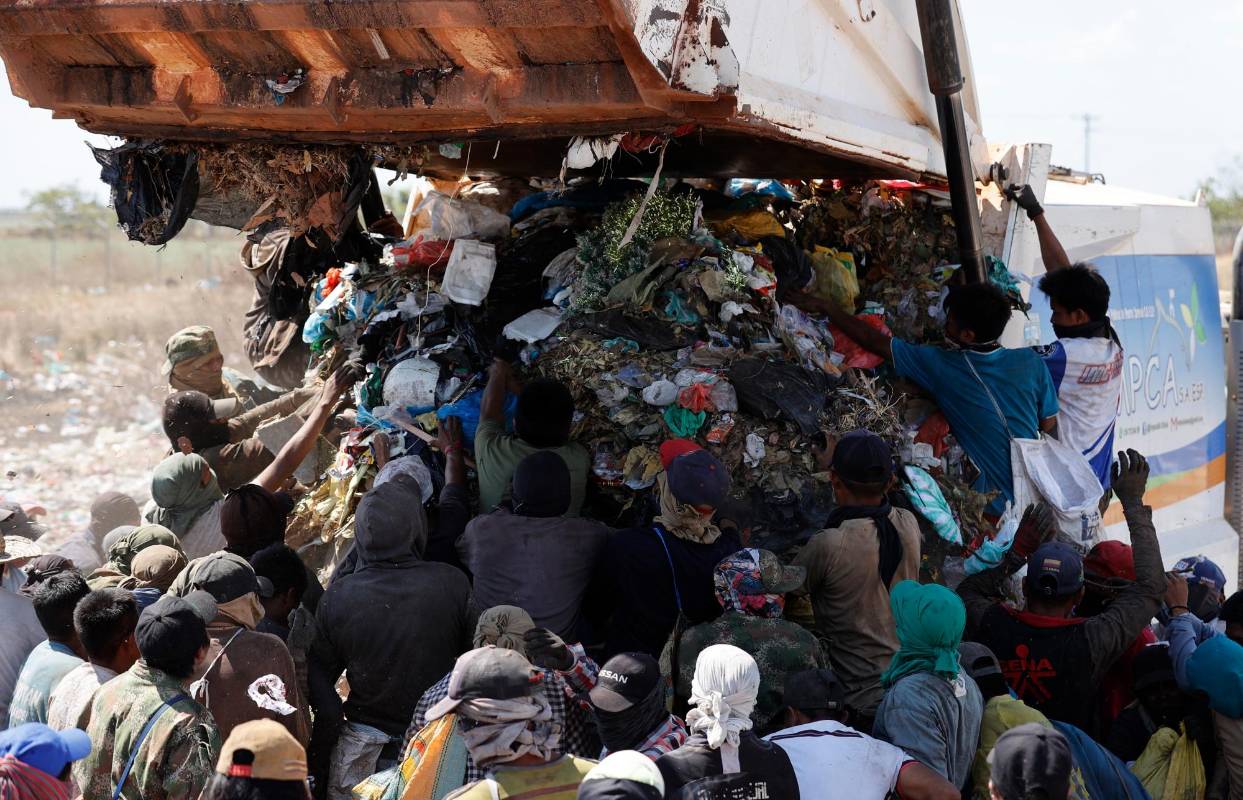 Esta denigrante y penosa labor la realizan recicladores e indígenas bajo un sol sofocante, malos olores, insectos y descomposición. Foto: EFE