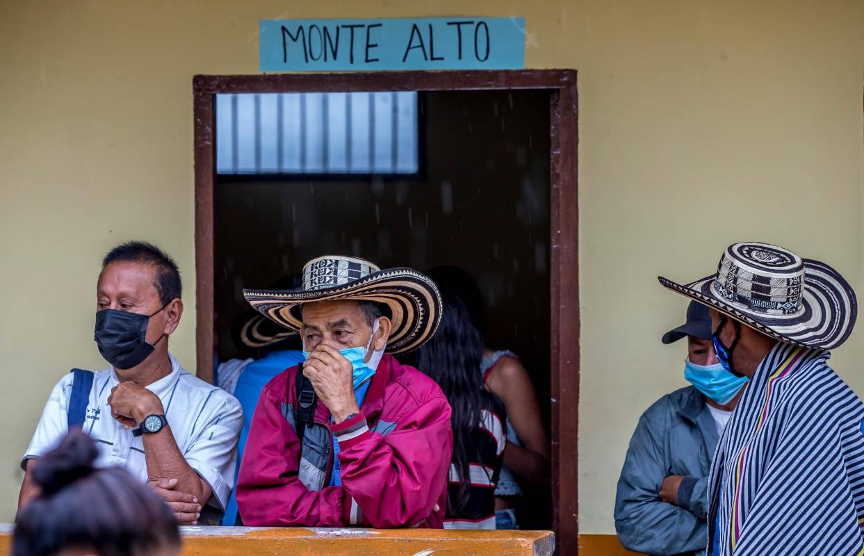 Colegios y escuelas en el caso urbano de Ituango, que hace poco habían comenzado clases presenciales, hoy sirven de refugio para los desplazados. Foto Juan Antonio Sánchez Ocampo