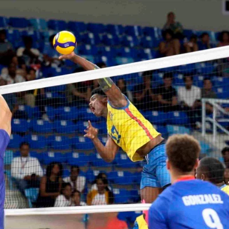 El antioqueño Miguel Ángel Martínez en acción, durante el juego ante Cuba que Colombia ganpo 3-2 para pasar a la final y disputar la medalla de oro de Juegos Centroamericanos. FOTO CORTESÍA Norceca