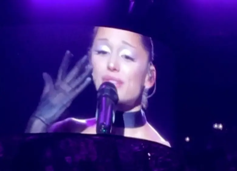La cantante Ariana Grande, quien en los últimos meses ha sido “comidilla” de redes sociales por su extrema delgadez, se despidió con lágrimas de sus seguidores en el último concierto de su gira “Eternal Sunshine”. Foto: Redes