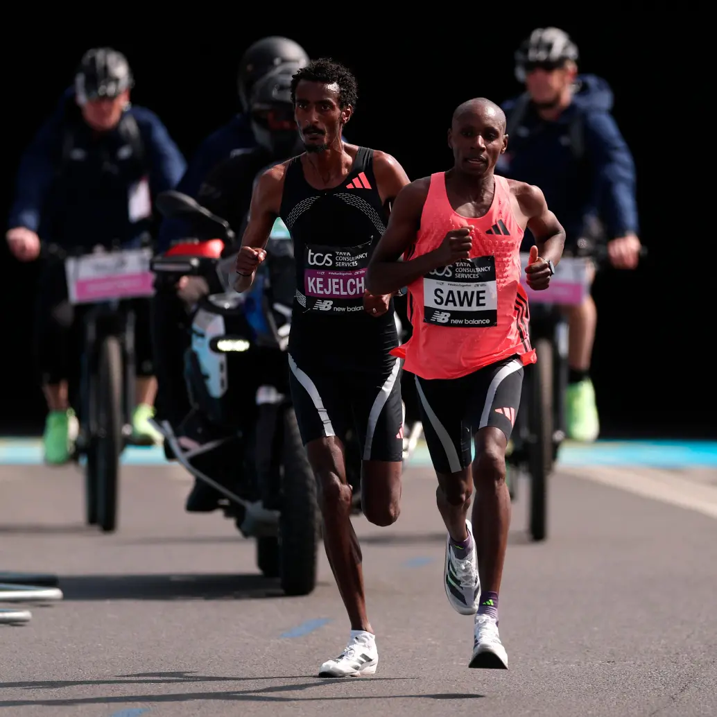 El atleta keniata Sabastian Sawe compite en los últimos kilómetros del Maratón de Londres con el etíope Yomif Kejelcha. Foto: Getty