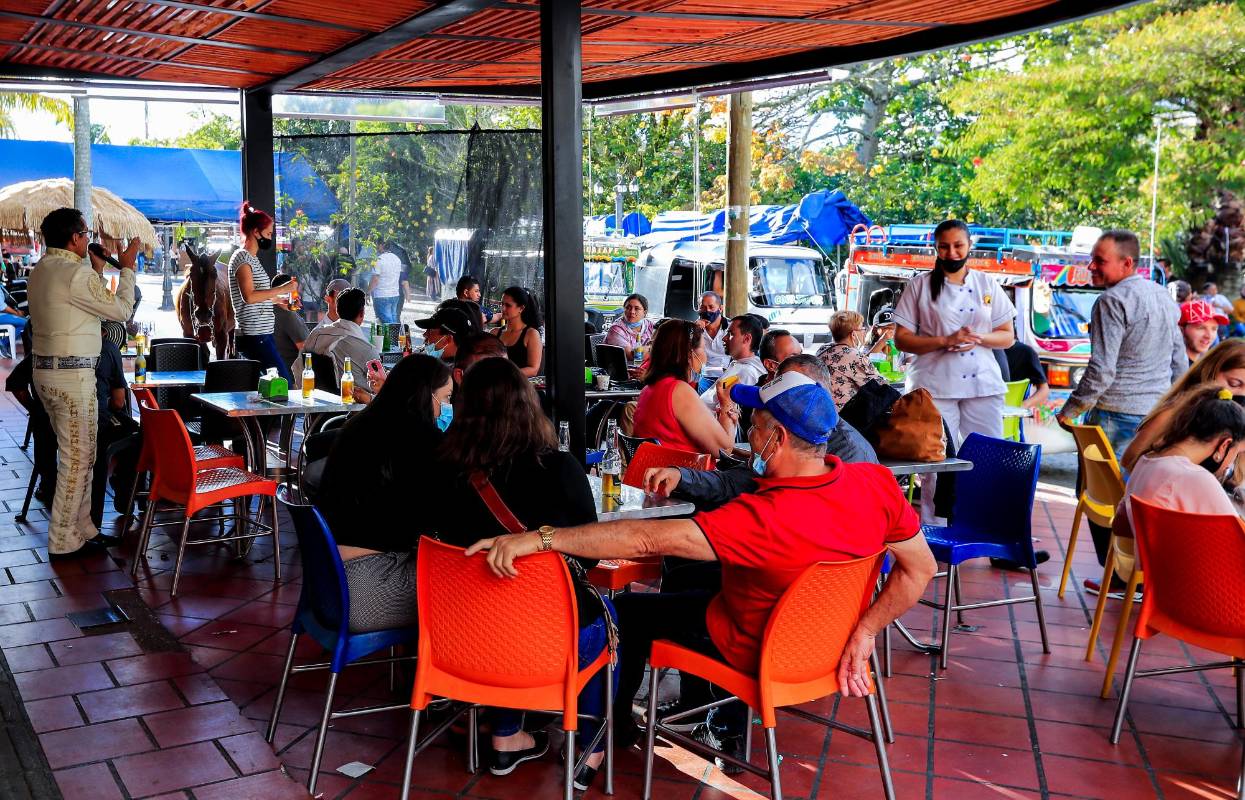 En los últimos fines de semana la reapertura económica en Guatapé y el Peñol, a sido total. Los turista han desbordado al máximo los hoteles, restaurantes y zonas de recreación. Fotos : Jaime Pérez