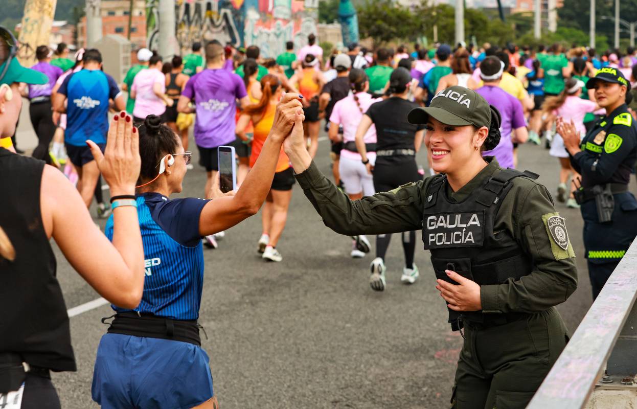 La carrera no solo puso a prueba la resistencia de los participantes, sino que también permitió que muchos ciudadanos salieran a las calles a acompañar, apoyar y celebrar cada kilómetro recorrido. Foto: Manuel Saldarriaga Quintero.