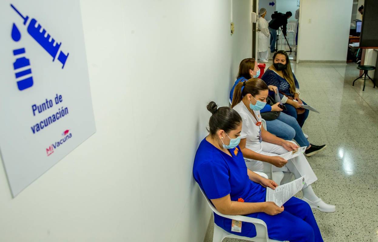 A pesar de completar las vacunas, los trabajadores de la salud aseguran que seguirán todos los cuidados de bioseguridad. Foto Juan Antonio Sánchez Ocampo