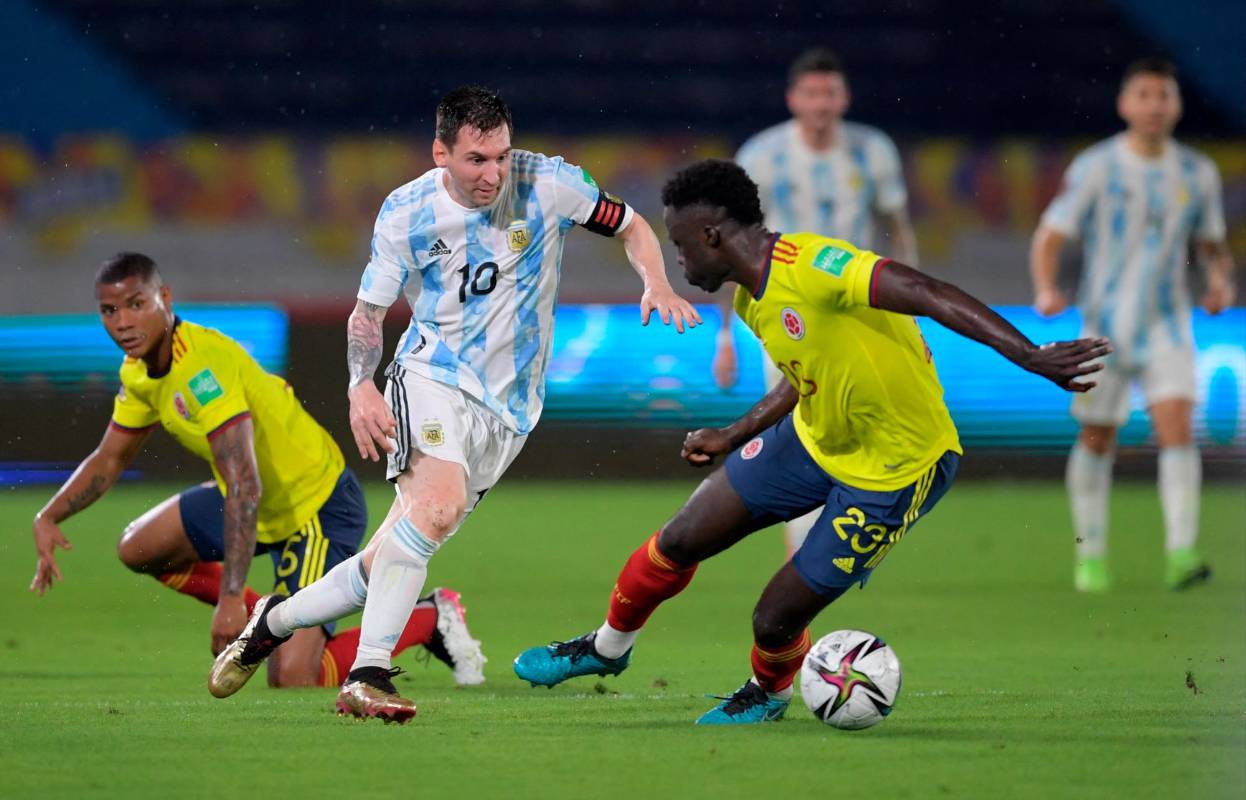 El duelo se realizó en el estadio Metropolitano, tuvo la presencia de un número limitado de aficionados. Foto: AFP