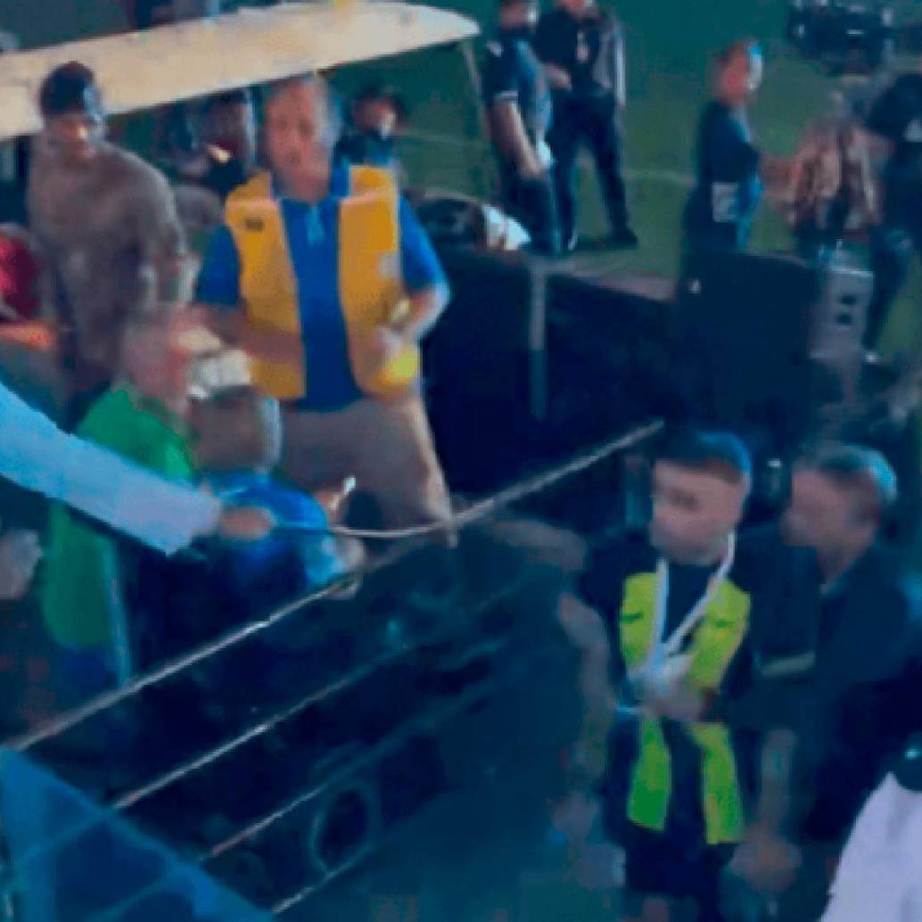 Momento en el que el hincha ataca a latigazos al jugador marroquí. FOTO: Capturas de video