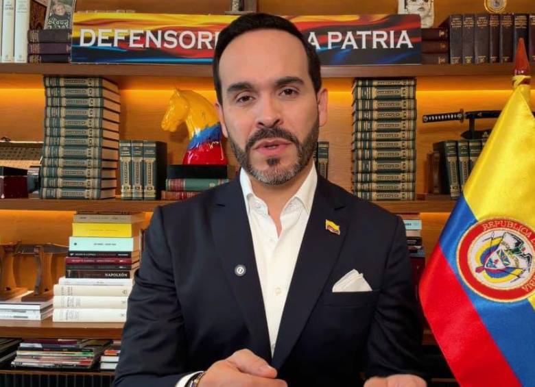 Abelardo De la Espriella hizo una alocución para hablar del proceso de empalme con el gobierno saliente de Gustavo Petro. FOTO: Captura de video @ABDELAESPRIELLA