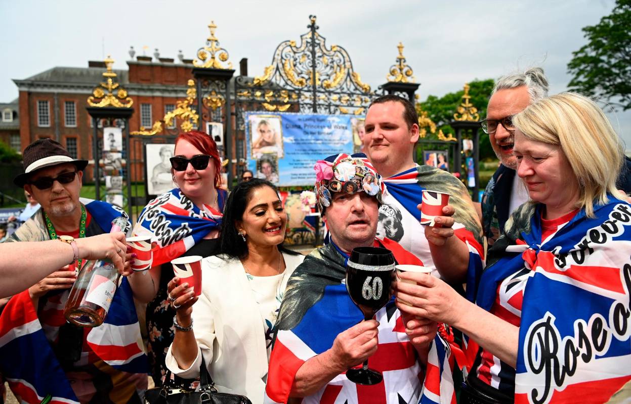 Los fanáticos reales comparten una copa de champán para conmemorar lo que habría sido el 60 cumpleaños de la princesa Diana. Foto: EFE