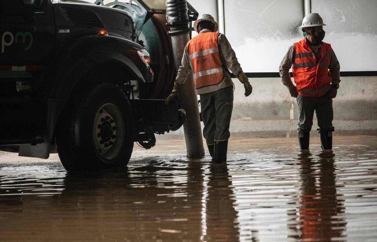 El alcalde de Medellín, Daniel Quintero, dijo que “dos bombas hidráulicas trabajan sacando el agua del soterrado de Parques del Río. Foto: Camilo Suárez