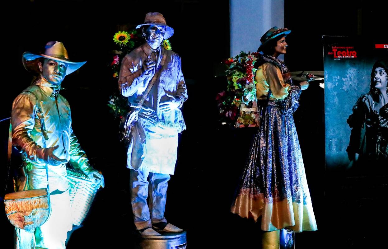 Estos artistas callejeros o estatuas humanas como se les conoce, celebran este día con expresiones artísticas en diferentes lugares del Valle de Aburrá. Foto: Jaime Pérez.