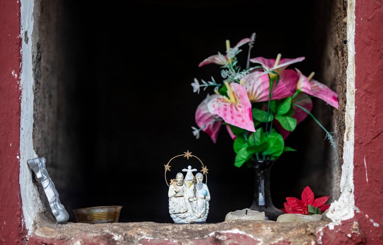 Las familias que adoptaron muertos sin nombres les dejaban recordatorios en las tumbas. Foto: Jaime Pérez