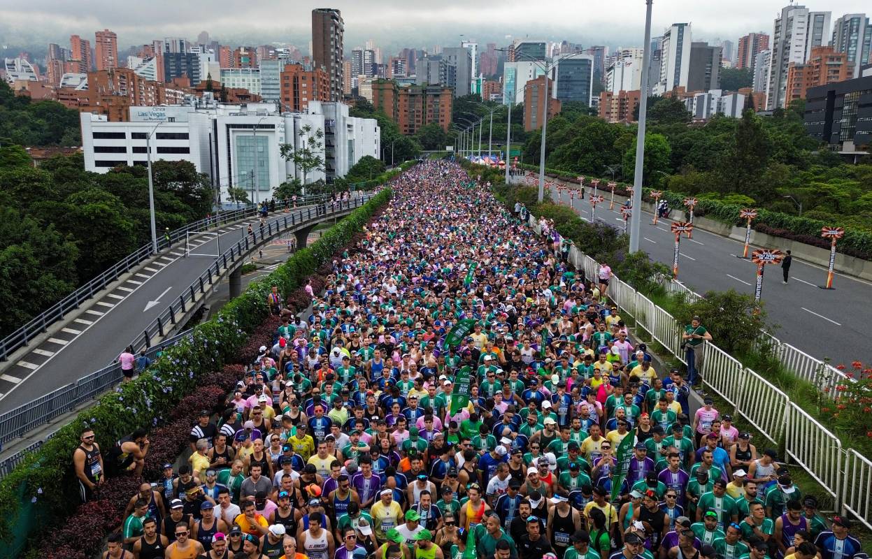 La capital antioqueña se llenó de energía, color y deporte con la Media Maratón Corre Mi Tierra 2026. Cerca de 20.000 corredores tomaron las calles en una jornada que reafirma a Medellín como epicentro del running en el país. Foto: Manuel Saldarriaga Quintero.