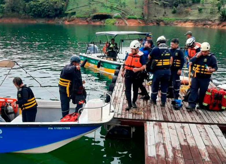 Entidades operativas continúan en labores de búsqueda de una de las jóvenes que sufrió accidente en moto acuática en embalse. Un equipo de 11 buzos ha realizado inmersiones. FOTO: DAGRÁN