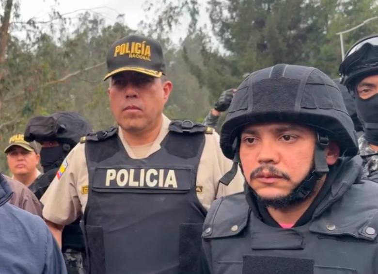 Este fue el momento de la deportación en el puente internacional Rumichaca, en Ipiales (Nariño). Autoridades policiales y migratorias de Ecuador le entregaron a sus homólogos colombianos a Henry Loaiza Montoya, alias “el Alacrán Junior” o “el Alacrancito”. FOTO cortesía policía de ecuador