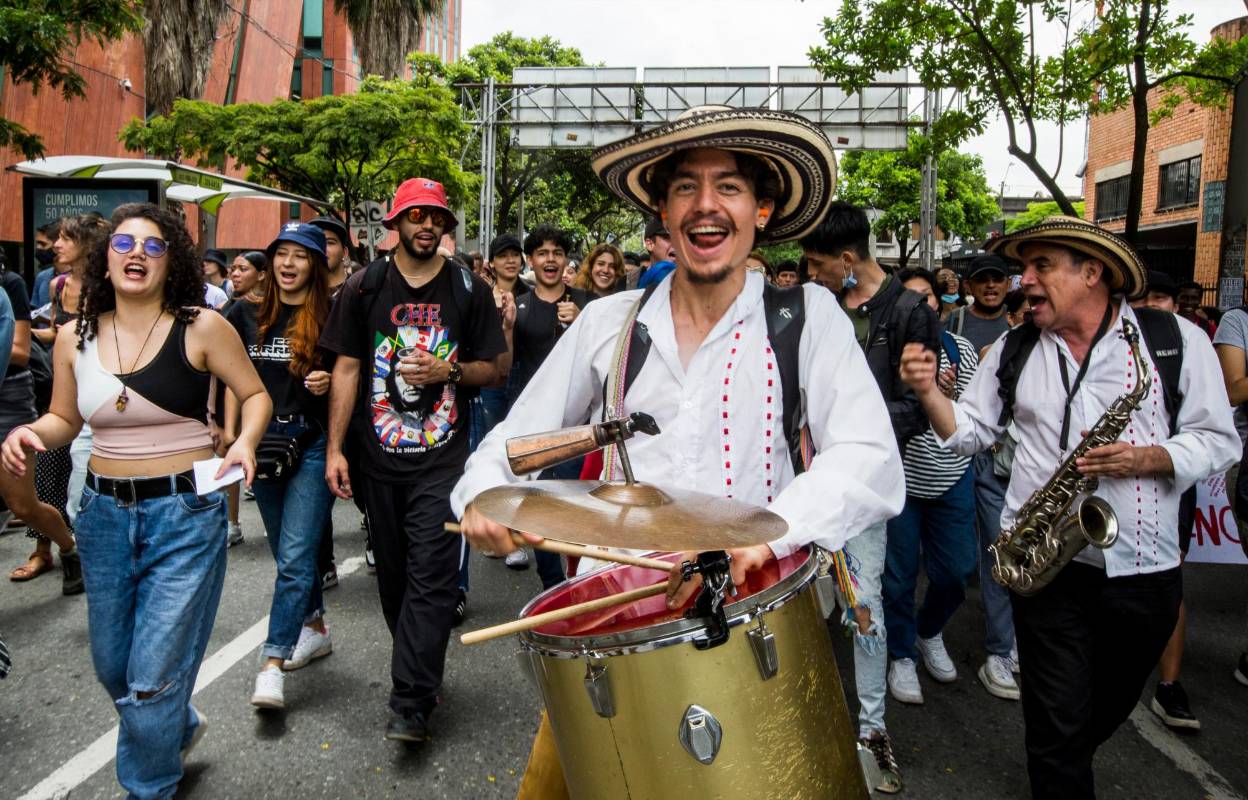 Hasta chirimía hubo en la manifestación ciudadana, que transcurrió pacíficamente hasta el Parque de las Luces. Foto: JULIO CÉSAR HERRERA
