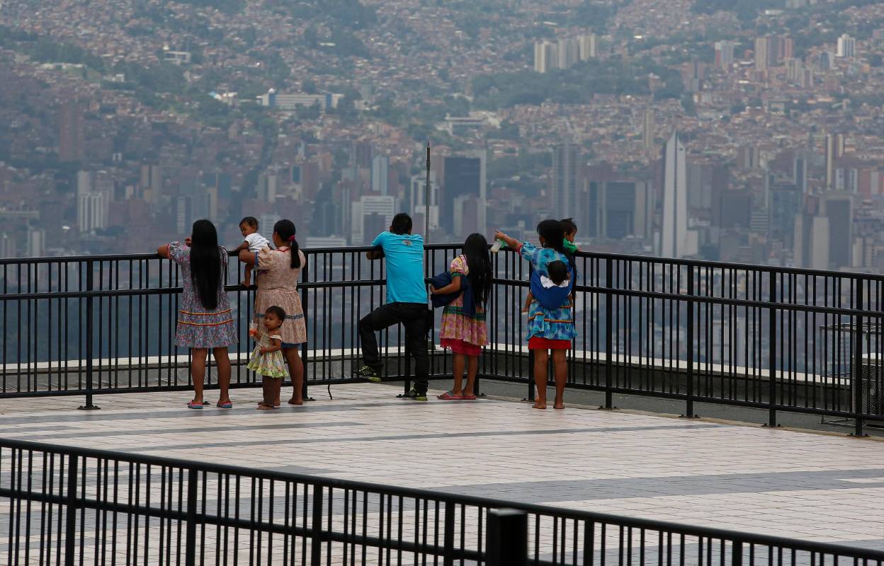 La cuidad se ha convertido en un atractivo para los Indígenas, muchas mujeres salen a las calles con los niños a pedir limosna. Foto: MANUEL SALDARRIAGA QUINTERO