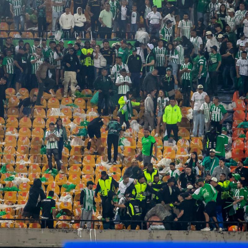 Aficionados del cuadro verde tuvieron algunos encontrones en las tribunas después del final del partido. Foto: Juan Antonio ASánchez