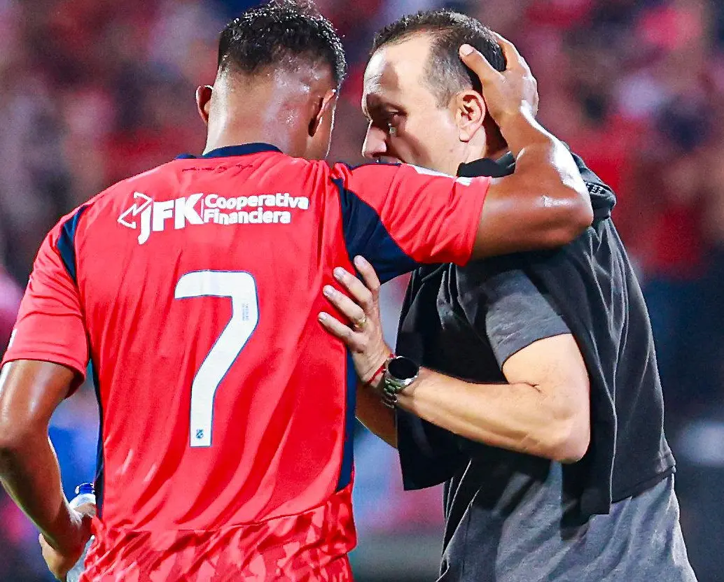 El entrenador antioqueño Alejandro Restrepo busca su segundo título de Liga en el fútbol profesional colombiano. El anterior lo ganó en 2022 con Pereira. FOTO: MANUEL SALDARRIAGA